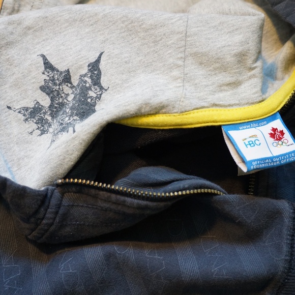 Rare / hard to come by -Canada olympics sweater from early 2000's - Picture 3 of 3